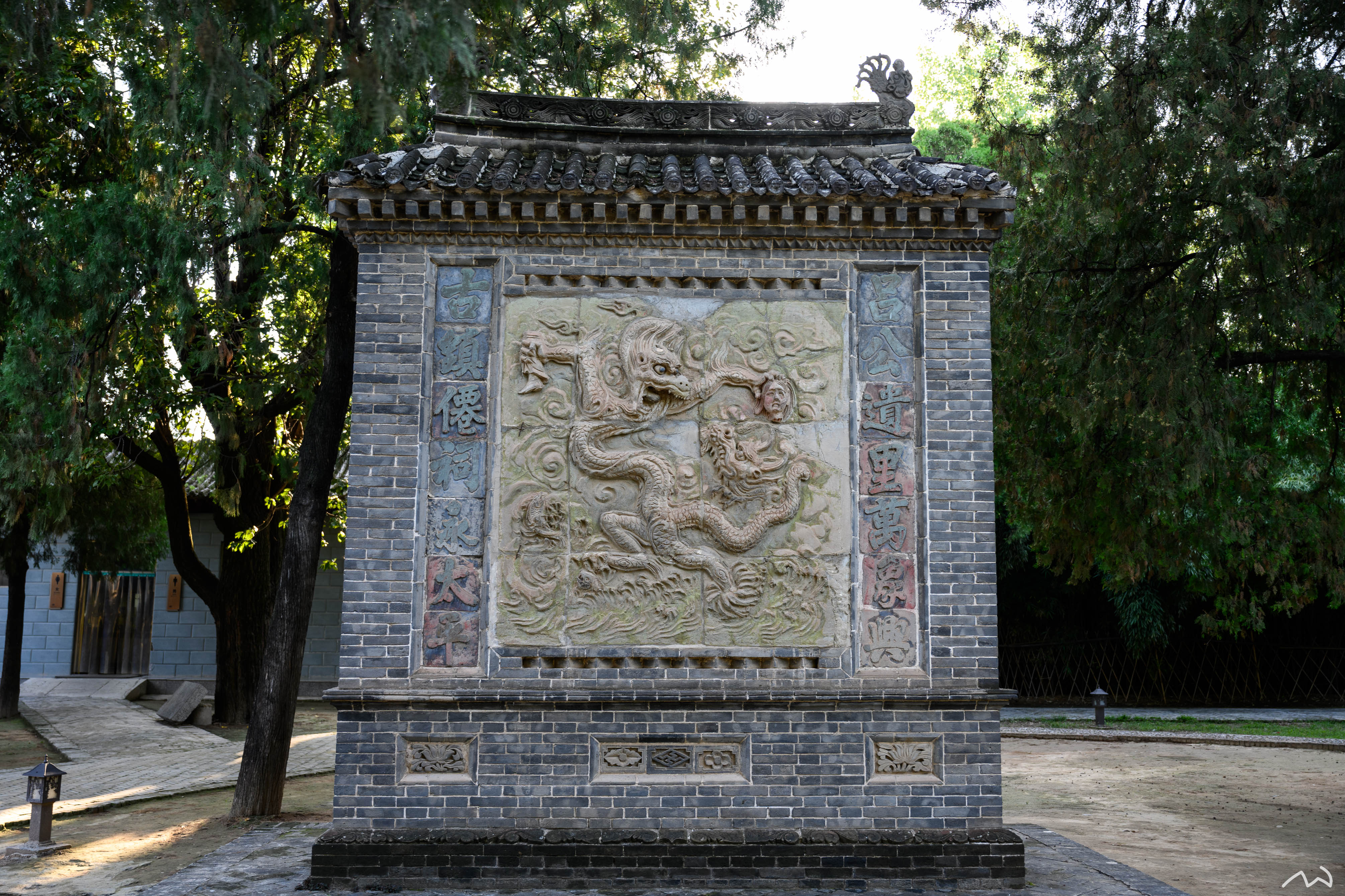 不知道为何有一块龙壁