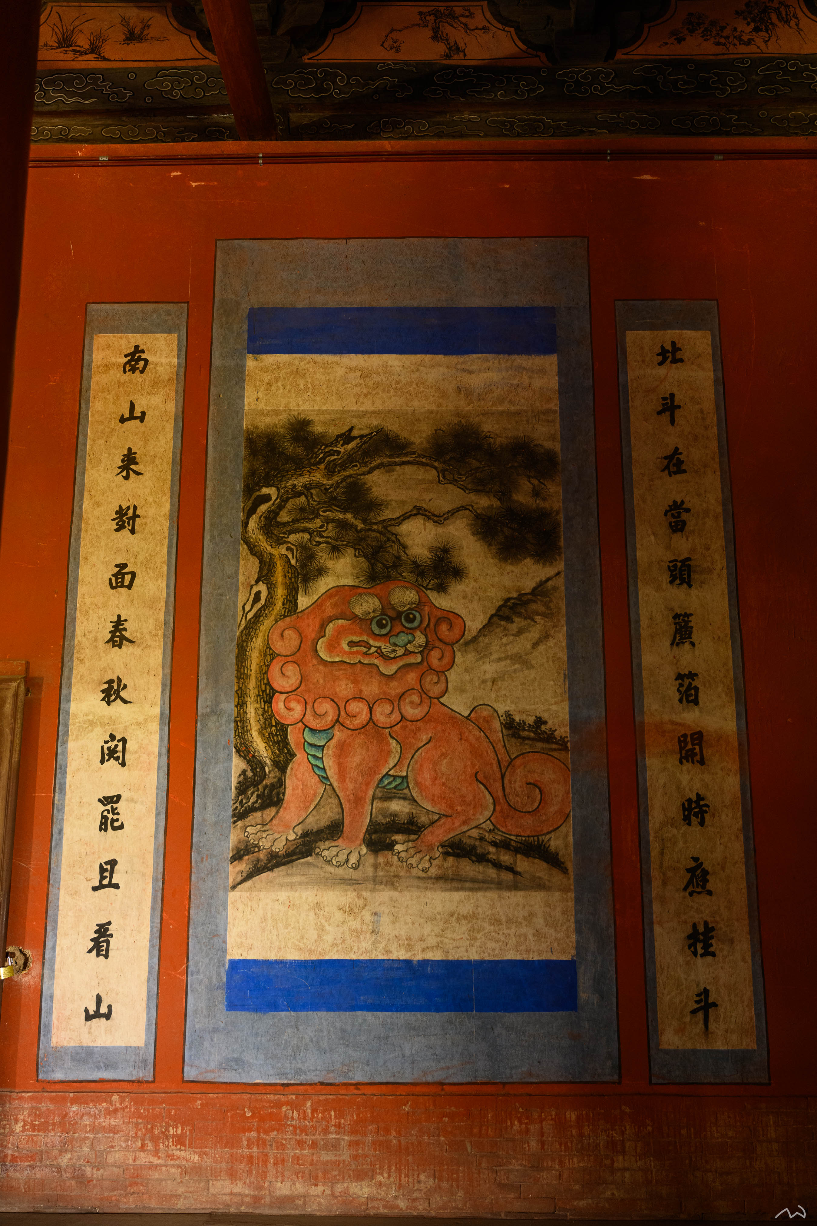 左侧的壁画