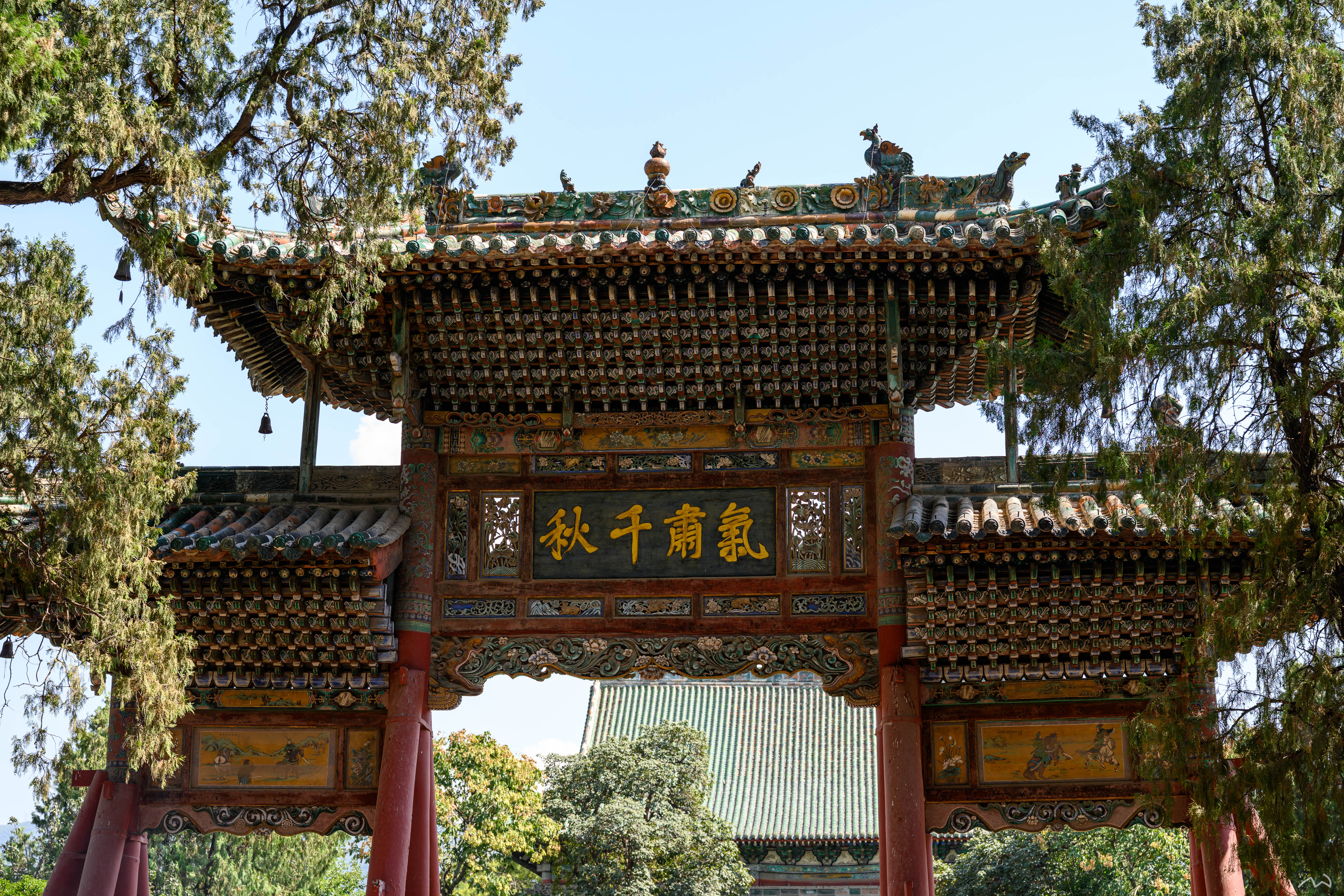 气肃春秋牌坊背面