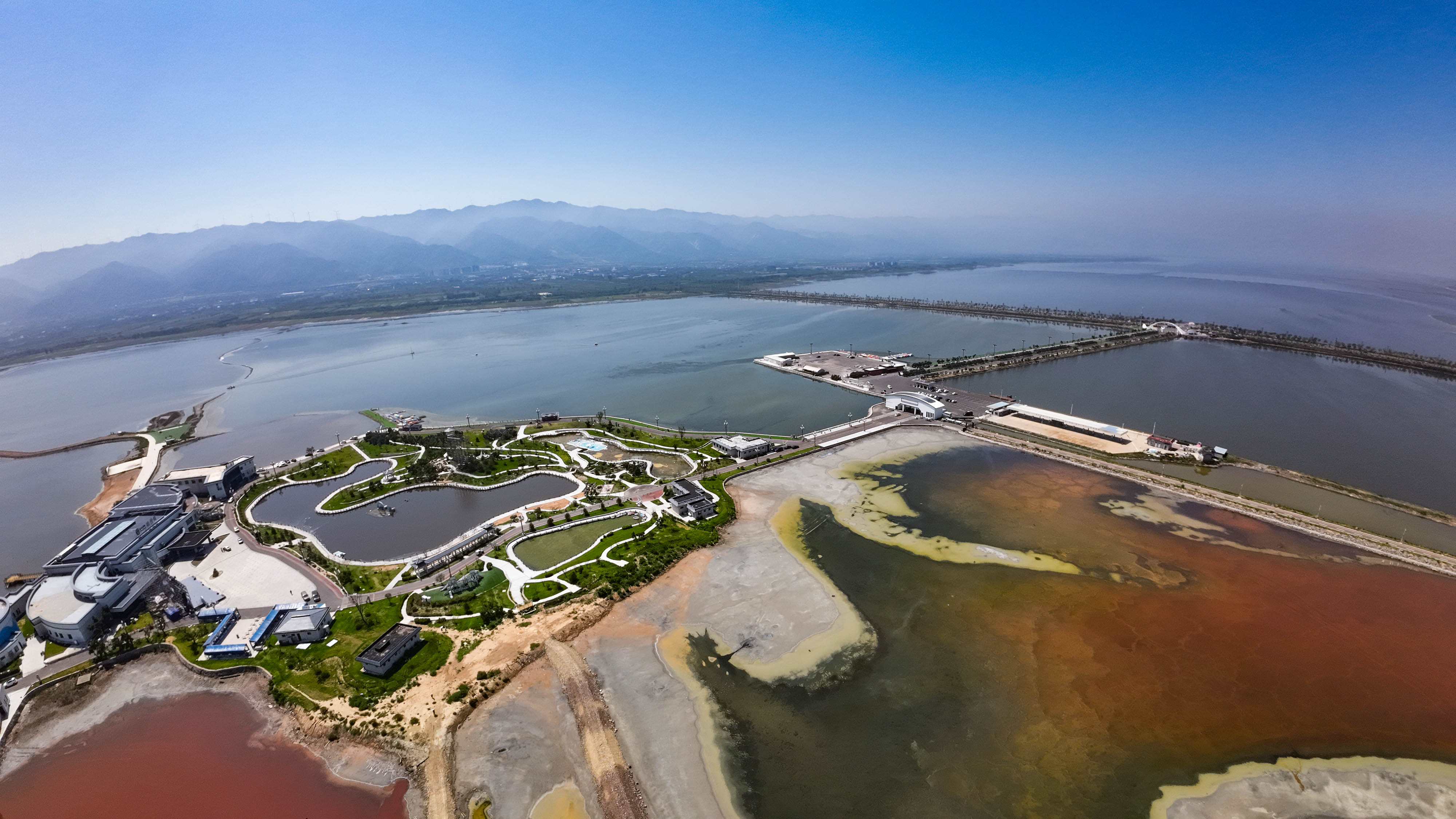 七彩盐湖景区上空
