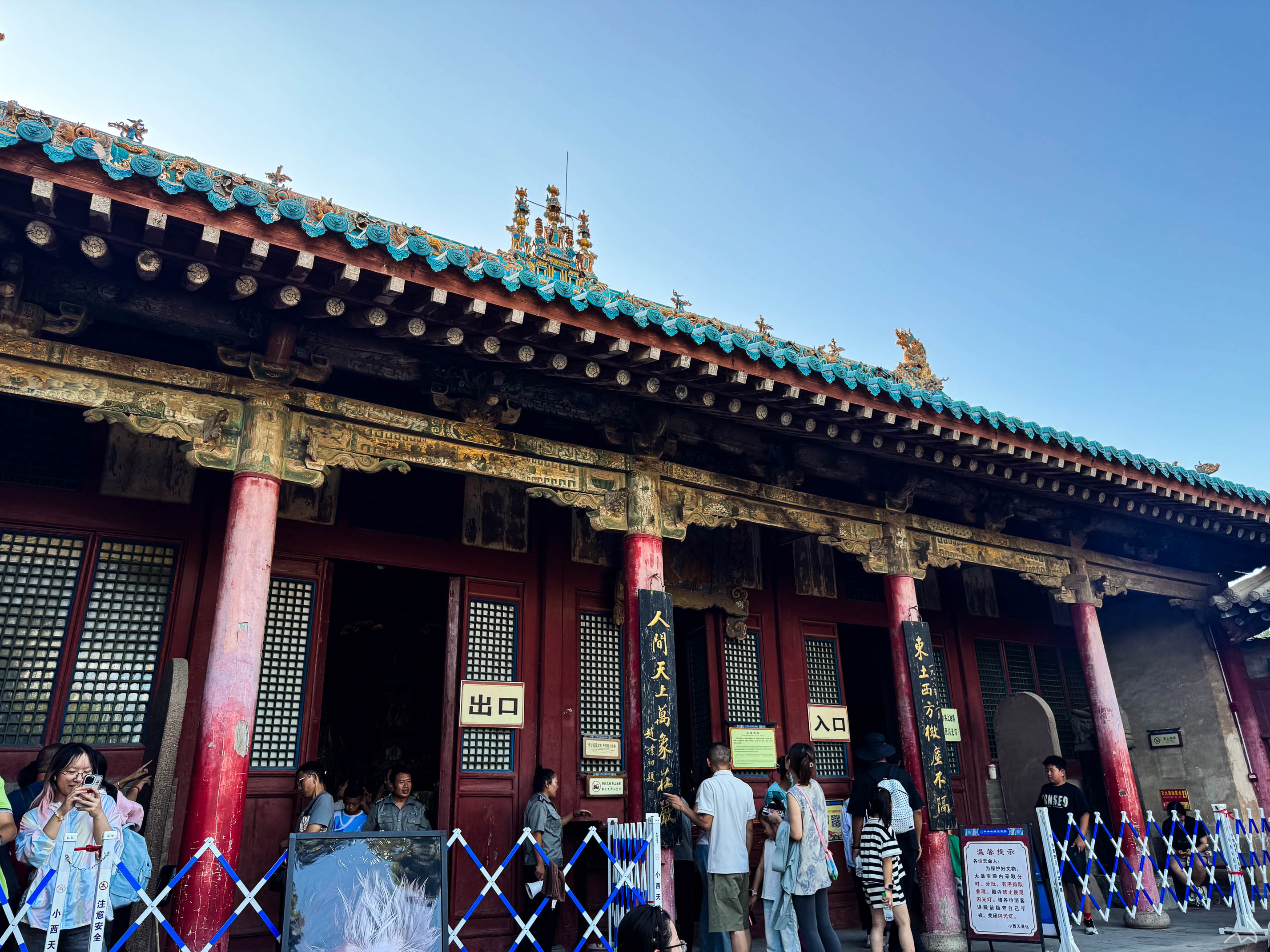 大雄宝殿的门外