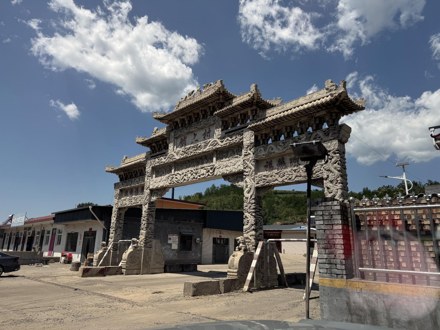 路旁某村的牌坊