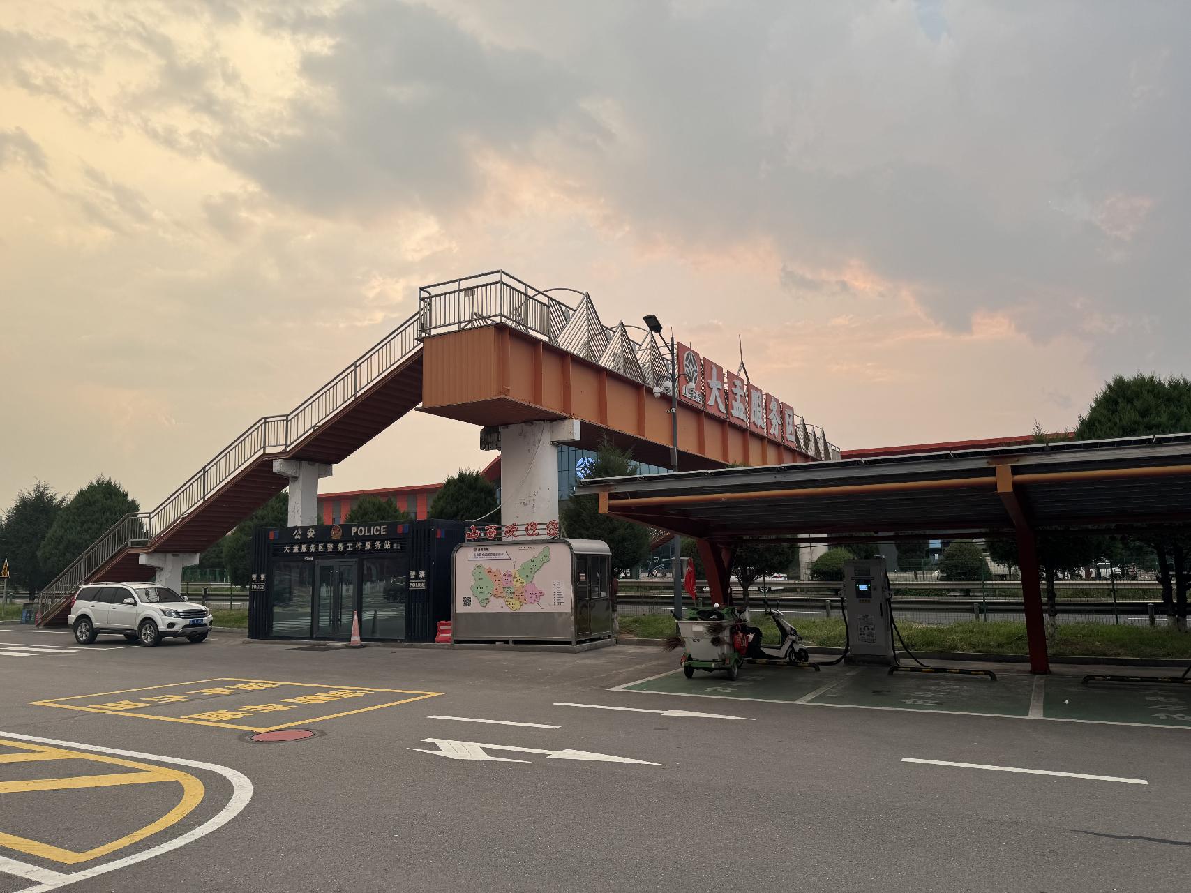 大孟服务区的天桥
